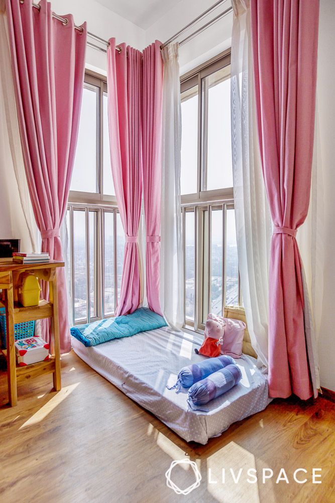 pink-curtain-or-blinds-for-living-room-with-daybed